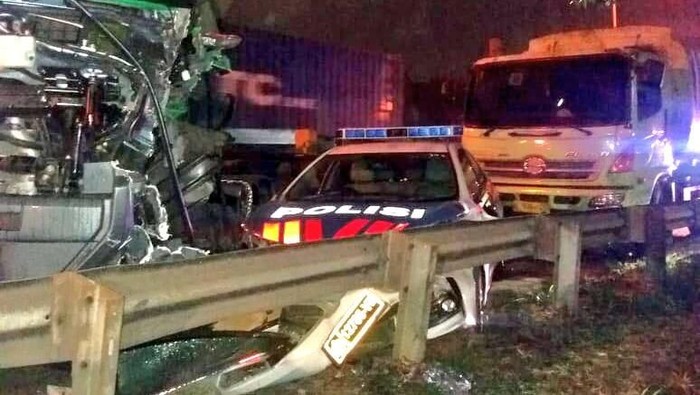 Kecelakaan di Tol Cakung, Mobil Patroli Polisi Diapit 2 Truk