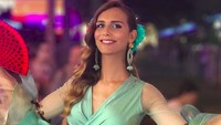 Angela Ponce, transgender perdana perwakilan Spanyol untuk Miss Universe 2018. Angela dulunya bocah laki-laki dengan rambut belah pinggir. Foto: Transgender pertama di Miss Universe / @angelaponceofficial 