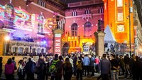 Buenos Aires juga dikenal dengan fashion dengan baran-barang kulit berkualitas. Di sini juga banyak desainer lokal yang menawarkan inovatif busana dengan harga terjangkau alias masuk akal. Tempat untuk wisata belanja yang bisa traveler kunjungi berada di kawasan Plaza Serrano di Palermo. (turismo.buenosaires.gob.ar)