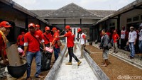Sejumlah pejabat dan anggota Tim Kampanye Nasional (TKN) Joko Widodo-Maruf Amin hadir dalam acara peluncuran rumah aspirasi dan kegiatan gotong royong bersih-bersih rumah aspirasi tersebut. Diantaranya Ketua TKN Joko Widodo-Maruf Amin, Erick Thohir.