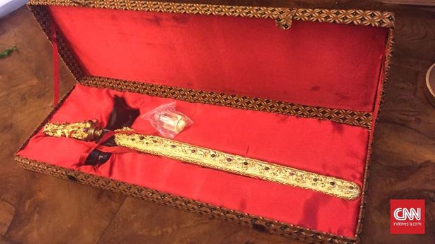 Gaya Raja Jawa ala Prabowo Beri Keris ke Calon Ketua Timses