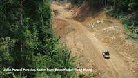 Ruas jalan ini merupakan salah satu dari enam paket pekerjaan pembangunan jalan perbatasan di Kaltim dan Kaltara dengan panjang 132 km senilai Rp 330,72 miliar yang kontraknya ditandatangani Januari 2018. Istimewa/Dok. Kementerian PUPR.