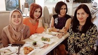 Lagi lagi makan bersama beberapa rekan sosialita tanah air. Martabak hingga tahu goreng jadi manu makan sore Ririen bersama Yulie Nasution Grillion hingga Titi Hatta. Foto: Instagram ririen_suryo