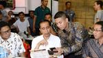 Momen Seru Ajudan Presiden Jokowi yang Doyan Papeda dan Ngopi