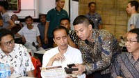 Sebagai ajudan, tugas Syarif adalah mengikuti dan mendampingi kemanapun Jokowi pergi. Termasuk saat momen ini, wah Pak Jokowi lagi mau pesan makan apa ya? Foto: Instagram @syrfxvii
