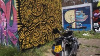 IJ Halen pun tak hanya menjadi surga untuk para seniman grafiti, tetapi juga menjadi surga untuk para penikmat seni dan fotografi. Tak sedikit pengunjung datang untuk berfoto di balik dinding-dinding penuh karya seni ini. Antara Foto/Hermanus Prihatna.