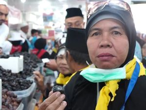 Jemaah Haji Indonesia Serbu Kebun Kurma di Madinah