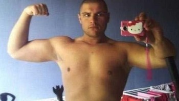 Meski tampangnya sangar dan macho, dia suka Hello Kitty. Foto: via Brightside