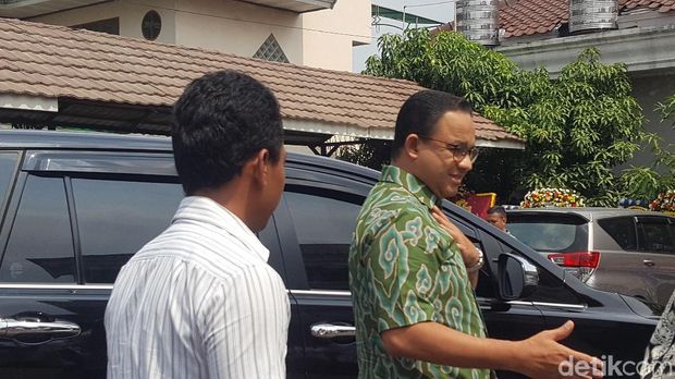 Anies yang berbatik hijau menghadiri acara ultah Djoko Santoso