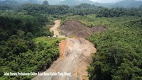 Pada ruas ruas Batas Kalbar-Tiong Ohang dilakukan pembukaan badan jalan yang dibantu oleh Zeni TNI AD. Istimewa/Dok. Kementerian PUPR.