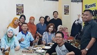 Bukber bersama komunitas Cat Lover ICA Jogja,  Kopi Klothok, tulis wanita lulusan Fakultas Hukum itu. Pasti tahu dong Ririen berada di sebelah mana?  Foto: Instagram ririen_suryo