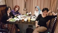 Meet friend..., tulis Ririen saat mengunggah foto dirinya dan tiga temannya makan di salah satu restoran BBQ Korea. Kala itu ia mengenakan batik berwarna ungu.  Foto: Instagram ririen_suryo