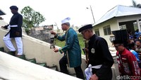 Dalam acara tersebut Wakil Ketua Penyelenggara INAPGOC, Raden Isnanta, menyerahkan obor dan lentara yang dibawa dari Solo, ditemani oleh Wakil Direktur INAPGOC, Teguh Raharjo dan Sekjen Pelaksana Bayu Rahardian.