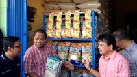 Sementara itu, Arief memaparkan hingga saat ini rata-rata pemasukan beras dari daerah ke PIBC ada sebanyak 3.000 sampai 5.000 ton per hari. Beras tersebut mayoritas berasal dari Jawa Barat. Kalau kita lihat pemasukan itu hampir 50% dari Jawa Barat. Pemasukan beras masih rata-rata 5.000 ton per hari, tutup dia.