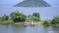 Selain menjadi tempat penampungan air, Waduk Jatigede juga menjadi sarana irigasi dan Pembangkit Listrik Tenaga Air (PLTA). Selain itu, Waduk Jatigede juga menjadi tempat budidaya perikanan. (Wisma Putra/detikTravel)
