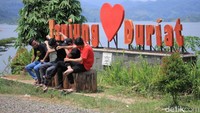 Biasanya wisatawan ramai berfoto di spot bertulis Tanjung Duriat ini. (Wisma Putra/detikTravel)