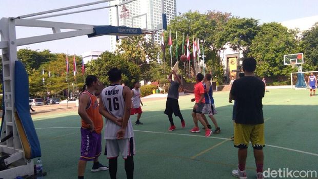 Gaya Erick Thohir Olahraga-Sandiaga Main Basket