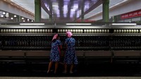 Para pegawai perempuan nampak serius bekerja di pabrik sutera, di Pyongyang, ibu kota Korea Utara. Danish Siddiqui/Reuters.