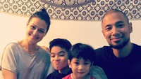 Kali ini Rima bersama Marcell kompak merayakan ulang tahun anak pertama Rima, Edga. Kue ulang tahun bertema klub sepak bola FC Barcelona pun jadi pilihan mereka. Foto: Instagram rimamelati
