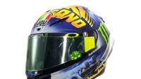 Para penggemar fans The Doctor, Valentino Rossi akan melihat ritual salah satu sang pebalap setiap berlaga di kandang Mugello dan Misano. Rossi selalu memamerkan helm baru dengan corak khusus, yang sarat dengan makna yang mendalam. Foto: Pool (twitter/AGV)