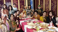 Ragam sajian tradisional tersaji di hadapan Ririen dan rekan rekannya. Persahabatan Sikib Indo Sehat, tulisnya. SIKIB sendiri merupakan kepanjangan dari Solidaritas Isri-istri Kabinet Indonesia Bersatu. Foto: Instagram ririen_suryo