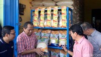 Ternyata pasokan dari daerah masih banyak dan situasi saat ini. Jadi kita akan tengok toko sebagai indikator ini pasang beras tetapi serapannya rendah, imbuh dia.