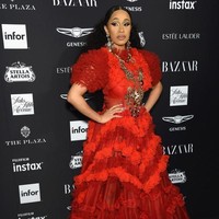 Menurut saksi mata, perseturan tersebut bermula dari adu cekcok yang berlanjut ke perkelahian fisik. Cardi kabarnya melempar sepatu ke arah Nicki. Perkelahian mereka sempat terekam dalam video dan viral di media sosial. Foto: Getty Images