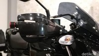 Nampaknya tampilan GSX150 Bandit dengan aksesori bergaya touring tidak berbeda dari kakaknya, yakni GSX-S150 Touring, untuk versi touring jika menggunakan part SGA diperlukan dana tambahan Rp 1.643.000. Foto: Ridwan Arifin/detikOto