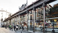 Madrid merupakan salah satu kota di Eropa yang menjadi pusat desain fashion. Mereka memiliki event internasional tahunan di setiap September dalam dunia fashion lho. Madrid terkenal dengan reputasi renda, kulit dan bordir yang bagus. (esmadrid.com)