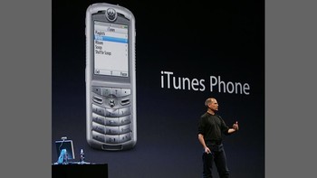 iPhone bukanlah ponsel pertama yang dirilis oleh Apple. Sebelumnya, mereka berkolaborasi dengan Motorola untuk merilis Rokr E1. Ponsel yang digadang-gadang sebagai iTunes Phone ini kalah bersaing dengan iPod Nano yang dirilis dalam waktu bersamaan. (Foto: BT.com)