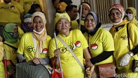 Para relawan hadir dengan membawa serta berbagai alat kebersihan dalam acara rumah aspirasi sekaligus kegiatan bersih-bersih rumah aspirasi tersebut.