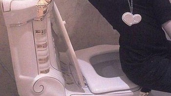 Mau gaya gimana pun, bebas. Duduk di toilet, sambil pegang gulungan tisu, boleh. Foto: via Brightside