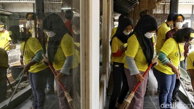 Aksi Gotong Royong Relawan Jokowi Bersih-bersih Rumah Aspirasi