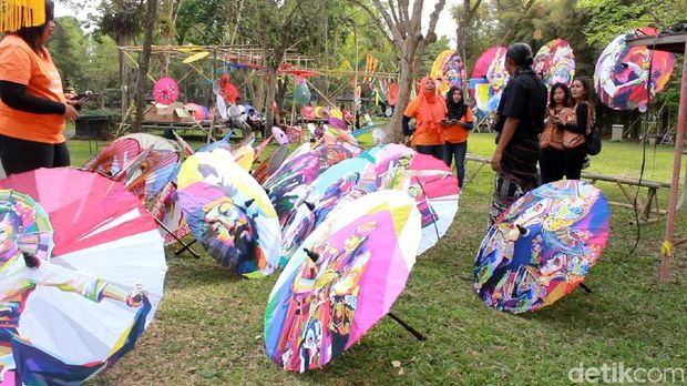 Ribuan Payung Cantik Hiasi Candi Borobudur 