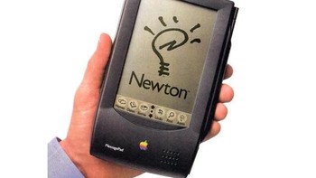 Apple Newton MessagePad merupakan produk yang lebih canggih dari waktunya. Walaupun dinilai gagal saat pertama kali diluncurkan pada tahun 1993, gadget ini dianggap sebagai pendahulu PDA yang populer di akhir tahun 1990-an. (Foto: ZDNet)