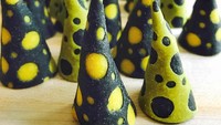 Berbeda dari yang lain, pasta ini memiliki bentuk kerucut dengan warna hitam dan kuning. Motif polkadot-nya bikin gemas! Foto: Istimewa