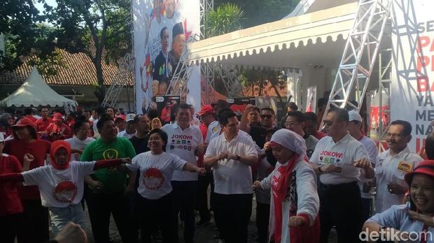 Gaya Erick Thohir Olahraga-Sandiaga Main Basket