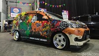 Ada 12 karakter superhero Marvell dan DC yang ditanam di bodi mobil Reza tersebut menggunakan cutting sticker, dengan merek bahan 3M. Foto: Luthfi Anshori