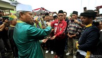 Penyerahan obor dan lentera dilakukan ke Kedaton Kesultanan Ternate, Maluku Utara.