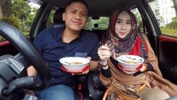 Yang ini nggak kalah seru, berdua bersama istri asyik makan semangkuk bakso Malang gerobakan. Tapi makannya kok di dalam mobil sih? Foto: Instagram @syrfxvii