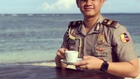 Selamat pagi Rote, tulis Syarif. Dalam foto ini ia terlihat tengah menikmati secangkir kopi di Pulau Rote NTT. Ia juga mengenakan topi khas masyarakat NTT. Foto: Instagram @syrfxvii