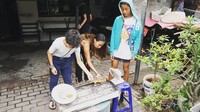 Dua anak laki-laki Rima dan Marcell, Keenan dan Edga sedang bikin sate lilit saat di Bali. Kompak ya mereka? Foto: Instagram rimamelati