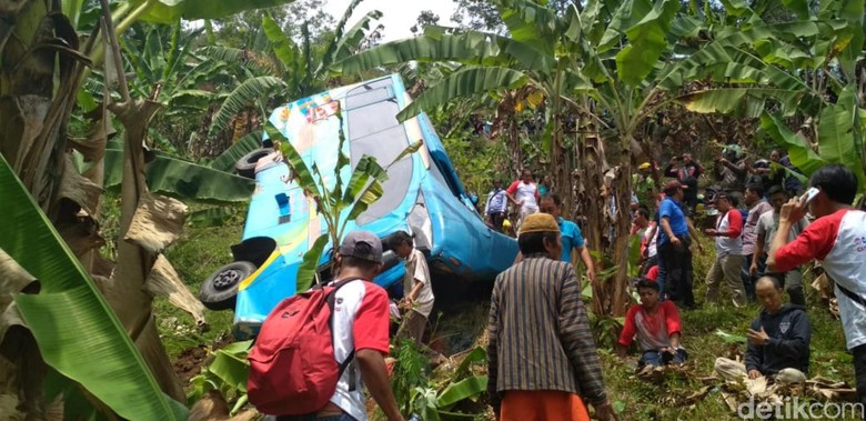 Kecelakaan bus masuk jurang di Sukabumi. Foto: Syahdan Alamsyah Kecelakaan bus masuk jurang di Sukabumi. Foto: Syahdan Alamsyah
