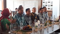 Penampilan Idham Masse bersama keluarganya. (Noel/detikHOT)