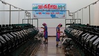 Pekerja perempuan tampak tengah bekerja di sebuah pabrik sutra di Pyongyang, ibu kota Korea Utara. Danish Siddiqui/Reuters.
