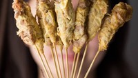 Wah ini lebih mantap. Telur gulungnya pakai sate ayam. Jadi di dalamnya ada sate ayam kemudian dibalut telur gulung. Foto : instagram @cecehlaper