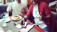 Sempatkan diri bertemu kawan waktu kuliah, ini momen keakraban Guntur dengan KH Taufik Damas. Foto: Instagram gunromli
