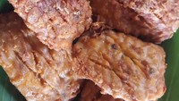 Kalau suka tempe yang padat tebal dan mantap harus coba tempe bungkus daun yang digarit dan digoreng kering ini. Foto : Instagram @yaya_yulianac