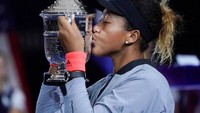 Naomi Osaka mencium trofi Amerika Serikat Terbuka 2018. Robert Deutsch/USA Today Sports/Reuters.