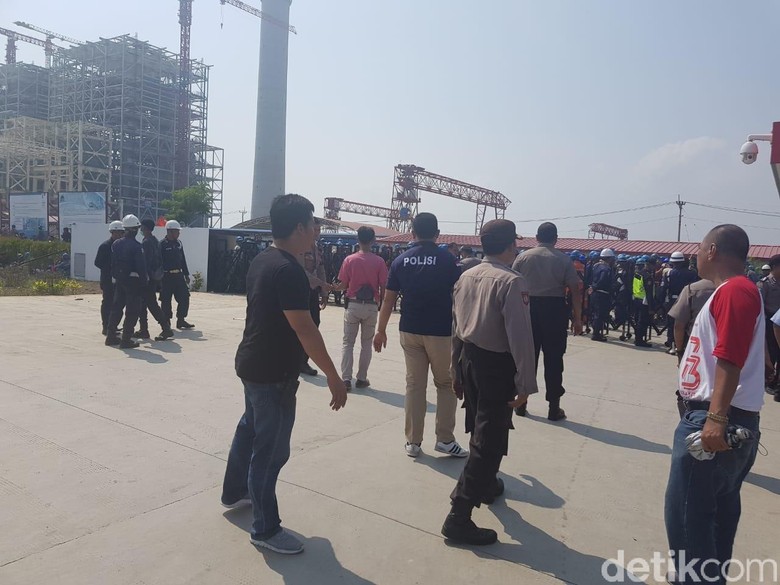 Pukul Pekerja Lokal, TKA Asal China Diamankan Polisi Pukul Pekerja Lokal, TKA Asal China Diamankan Polisi